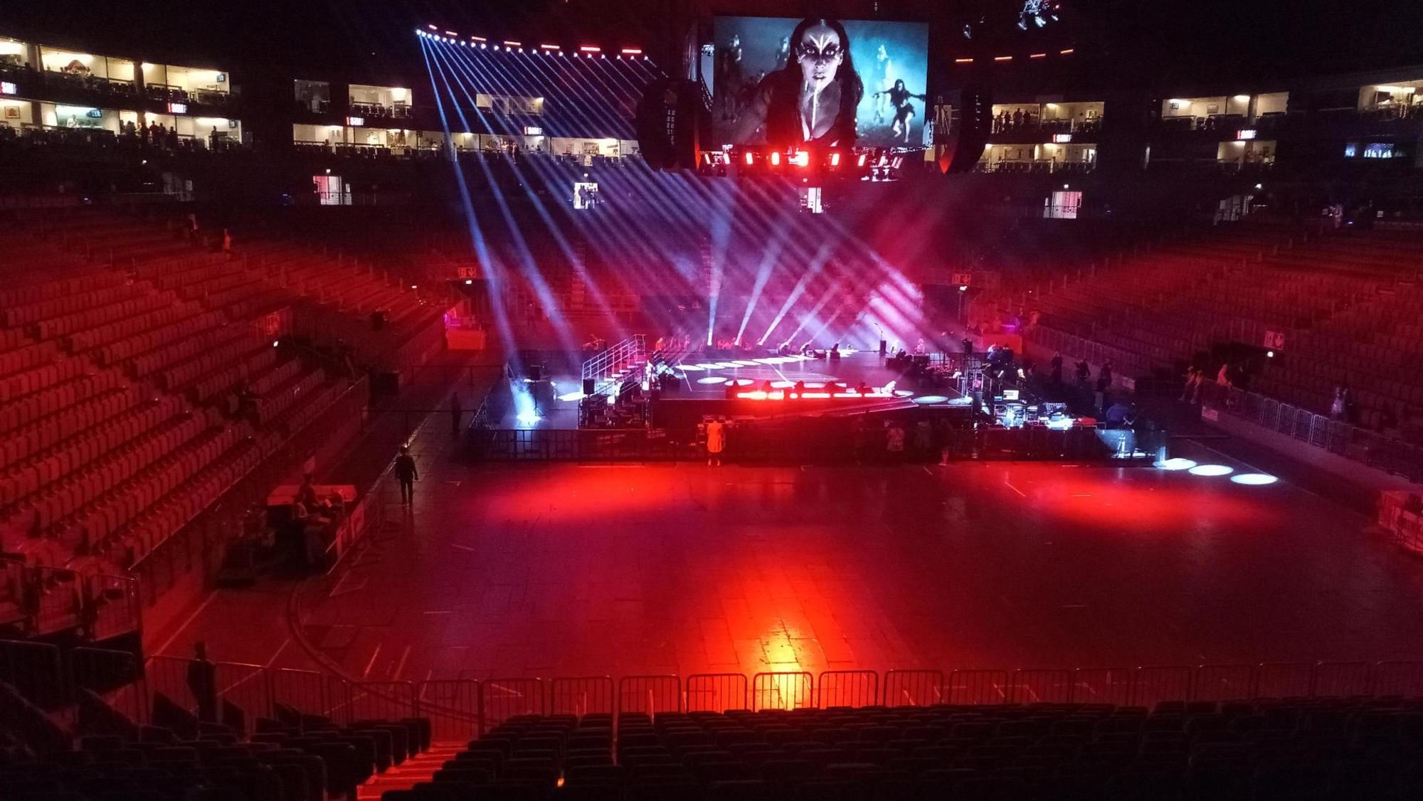 Ein Blick in die noch leere Lanxess-Arena. Die Bühne wird probebeleuchtet.