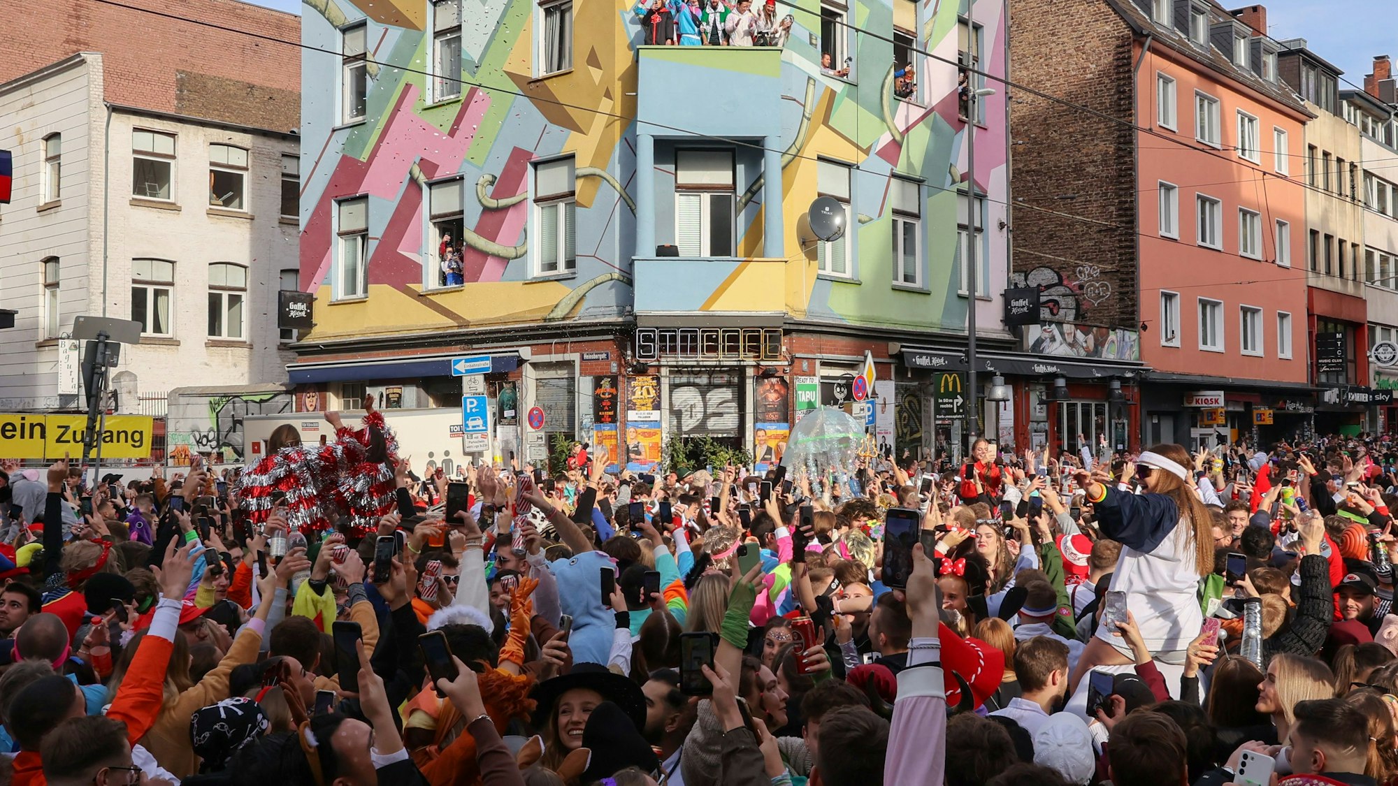Die Zülpicher Straße ist voll mit verkleideten Menschen.
