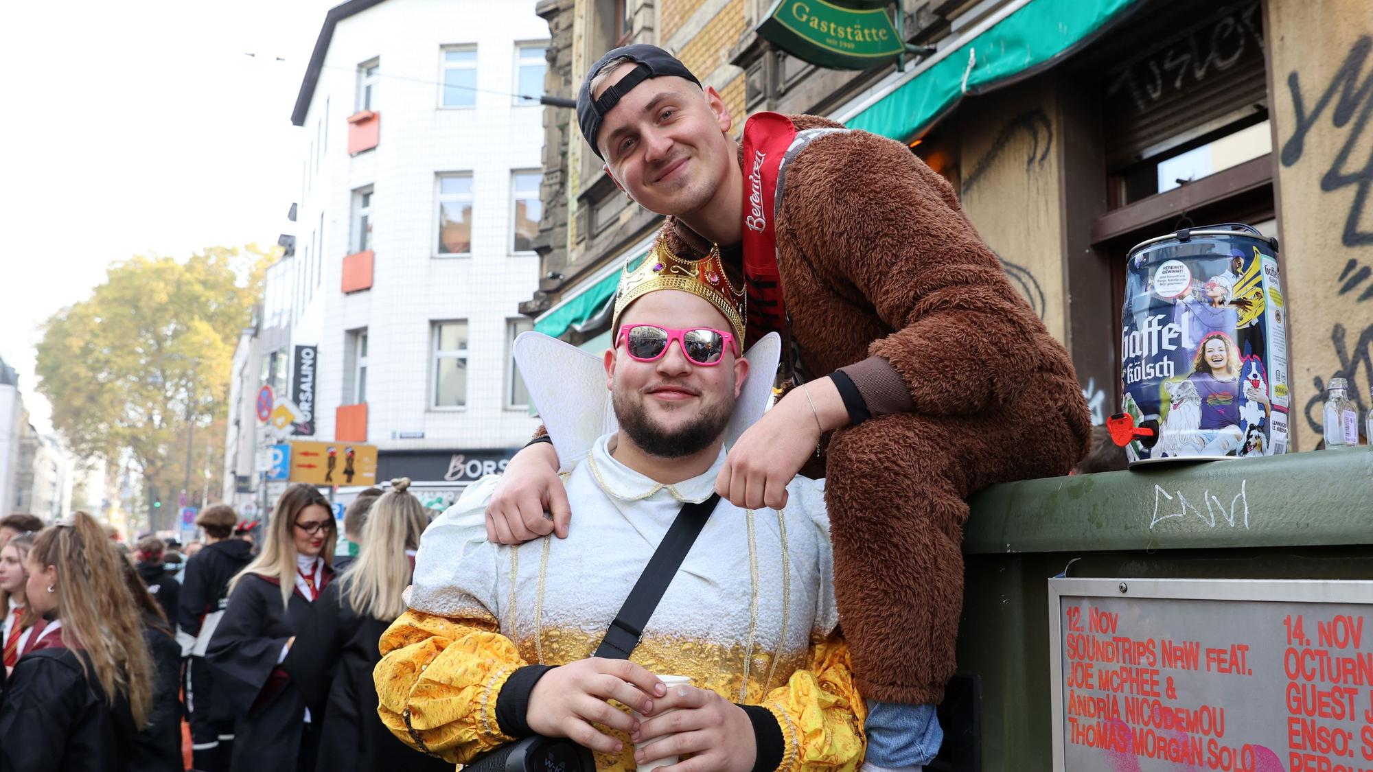 Jonas und Niklas, zwei junge Männer, blicken in die Kamera. Beide tragen Kostüme.