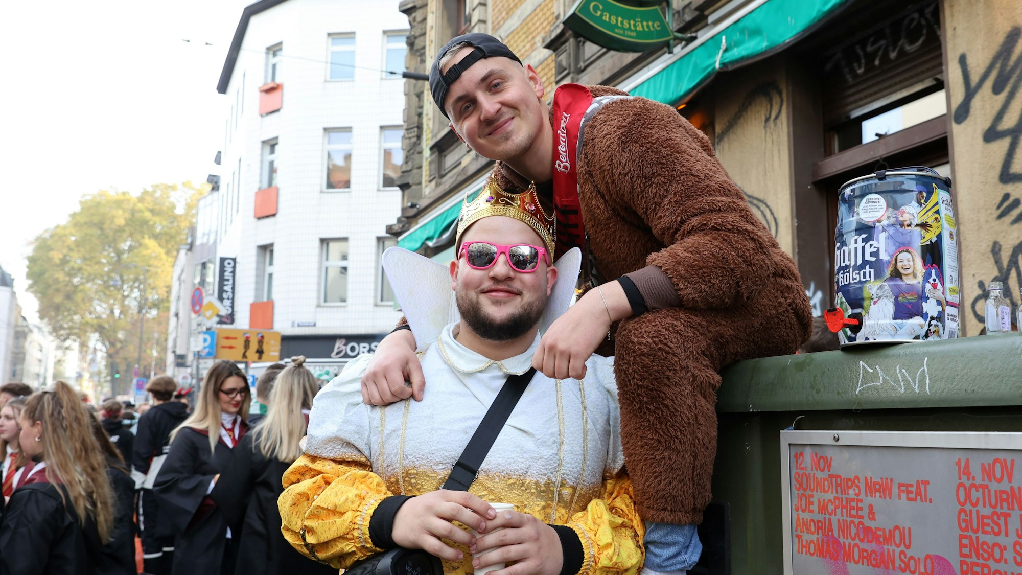 Jonas und Niklas, zwei junge Männer, blicken in die Kamera. Beide tragen Kostüme.