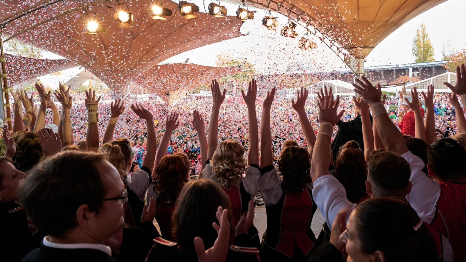 Nach dem Countdown am 11.11. zünden die Konfetti-Kanonen im Tanzbrunnen, die Jecken jubeln.
