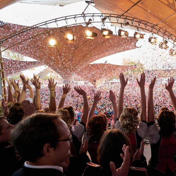 Nach dem Countdown am 11.11. zünden die Konfetti-Kanonen im Tanzbrunnen, die Jecken jubeln.