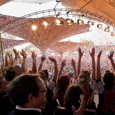 Nach dem Countdown am 11.11. zünden die Konfetti-Kanonen im Tanzbrunnen, die Jecken jubeln.