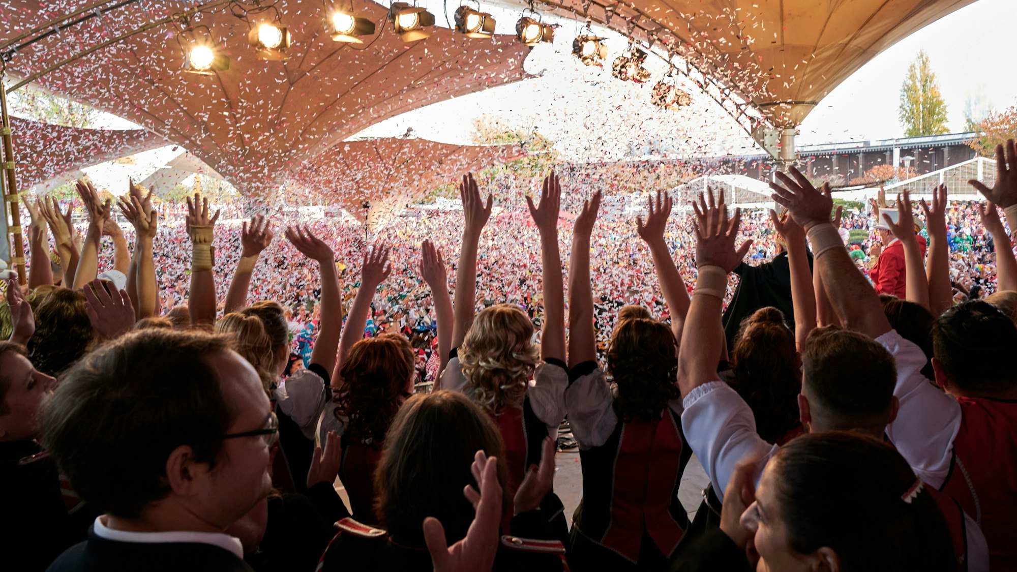 Nach dem Countdown am 11.11. zünden die Konfetti-Kanonen im Tanzbrunnen, die Jecken jubeln.