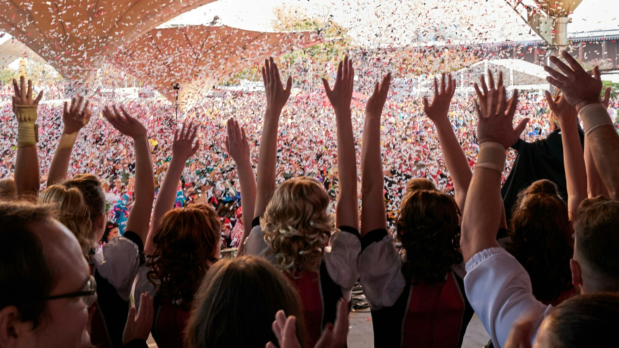 Nach dem Countdown am 11.11. zünden die Konfetti-Kanonen im Tanzbrunnen, die Jecken jubeln.