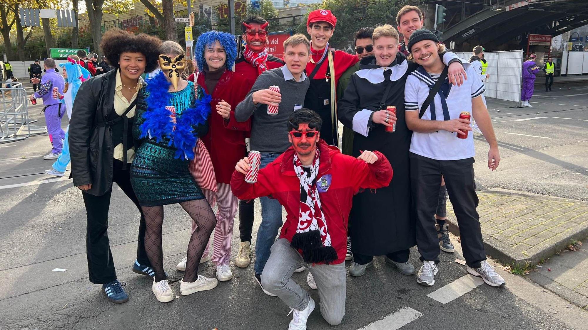 Eine große Gruppe verkleideter Karnevalisten in der Nähe des Uni-Geländes.