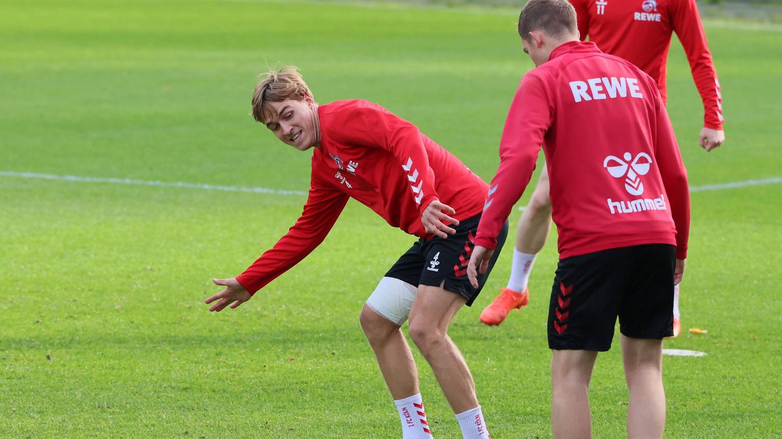 Timo Hübers, Fußballprofi, steht in Sportbekleidung auf dem Trainingsplatz.