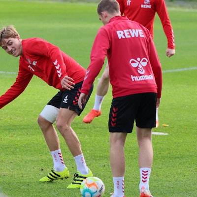 Timo Hübers, Fußballprofi, steht in Sportbekleidung auf dem Trainingsplatz.