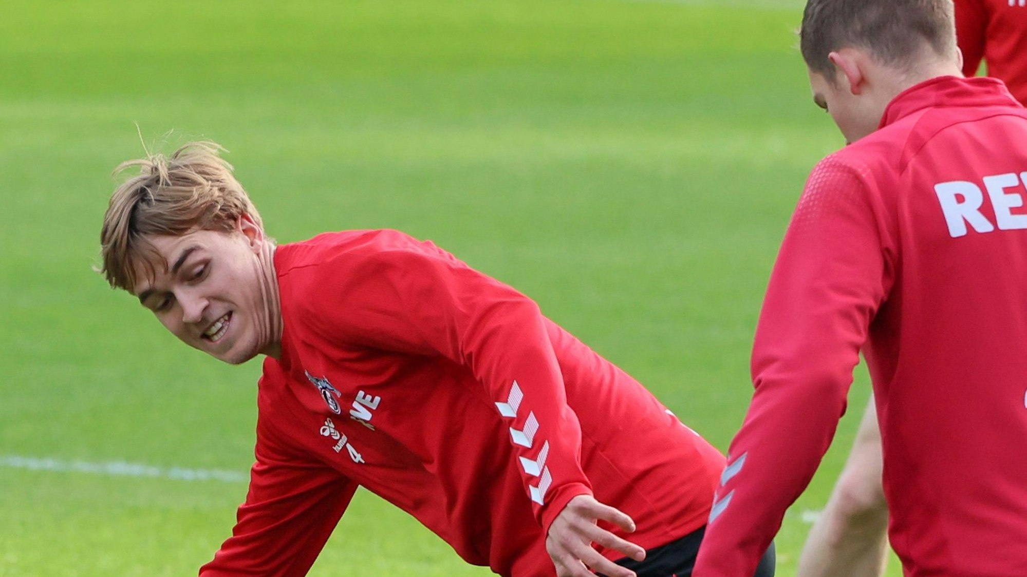 Timo Hübers, Fußballprofi, steht in Sportbekleidung auf dem Trainingsplatz.
