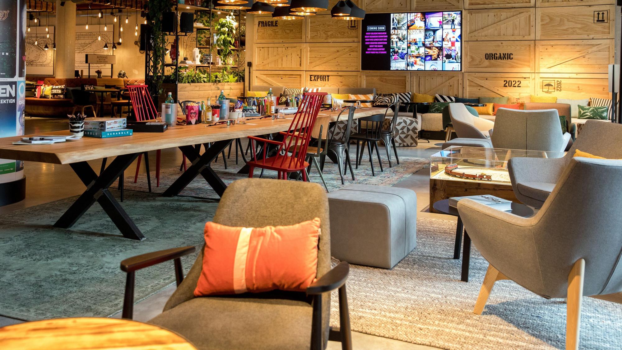 Blick in die Lobby des Moxy-Hotels in Köln-Mülheim