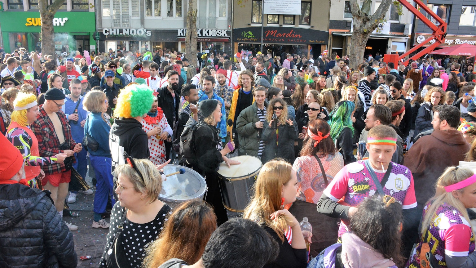 Im Sambarhythmus einer Kapelle, die sich ihren Weg durch die kostümierte Menge bahnte, bewegten sich die Jecken auf dem Chlodwigplatz.