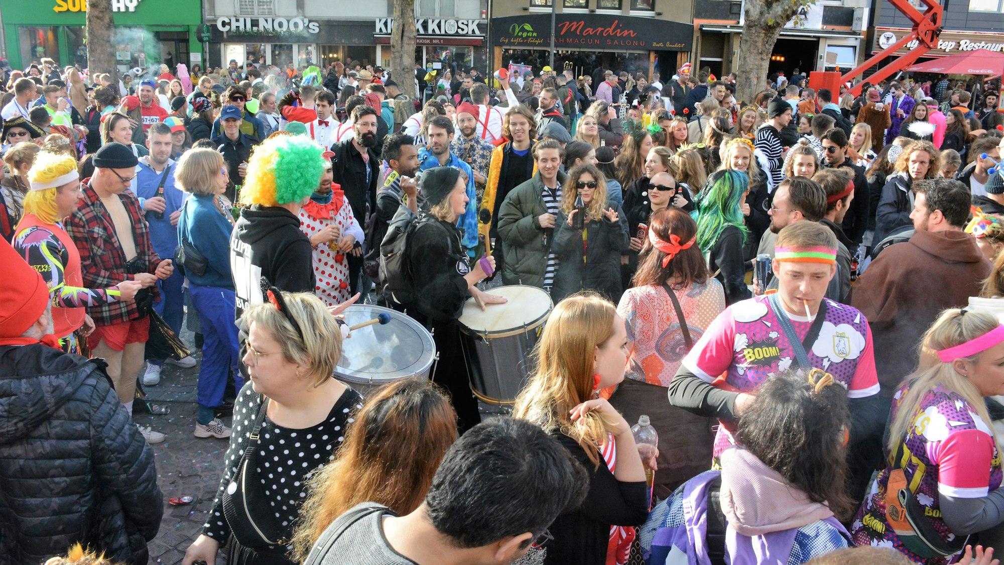 Im Sambarhythmus einer Kapelle, die sich ihren Weg durch die kostümierte Menge bahnte, bewegten sich die Jecken auf dem Chlodwigplatz.