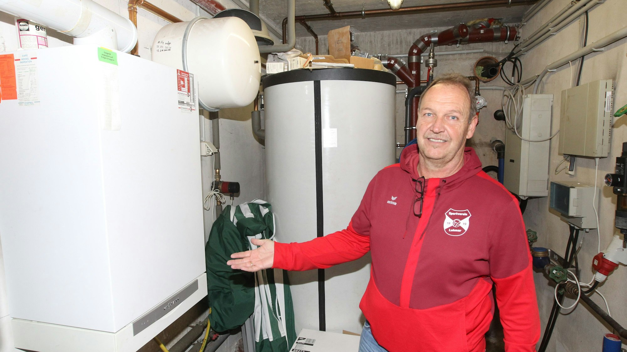 Zweite Vorsitzende Frank Schulz zeigt auf eine Therme.