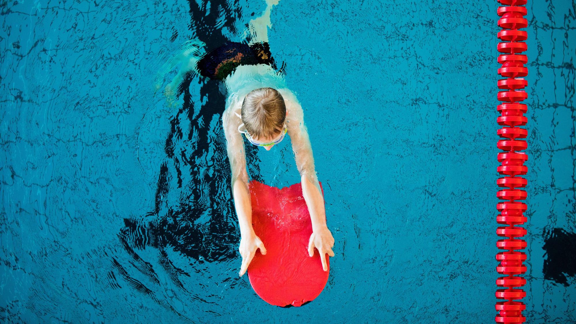 Ein Junge nimmt an einem Schwimmkurs für Kinder teil.
