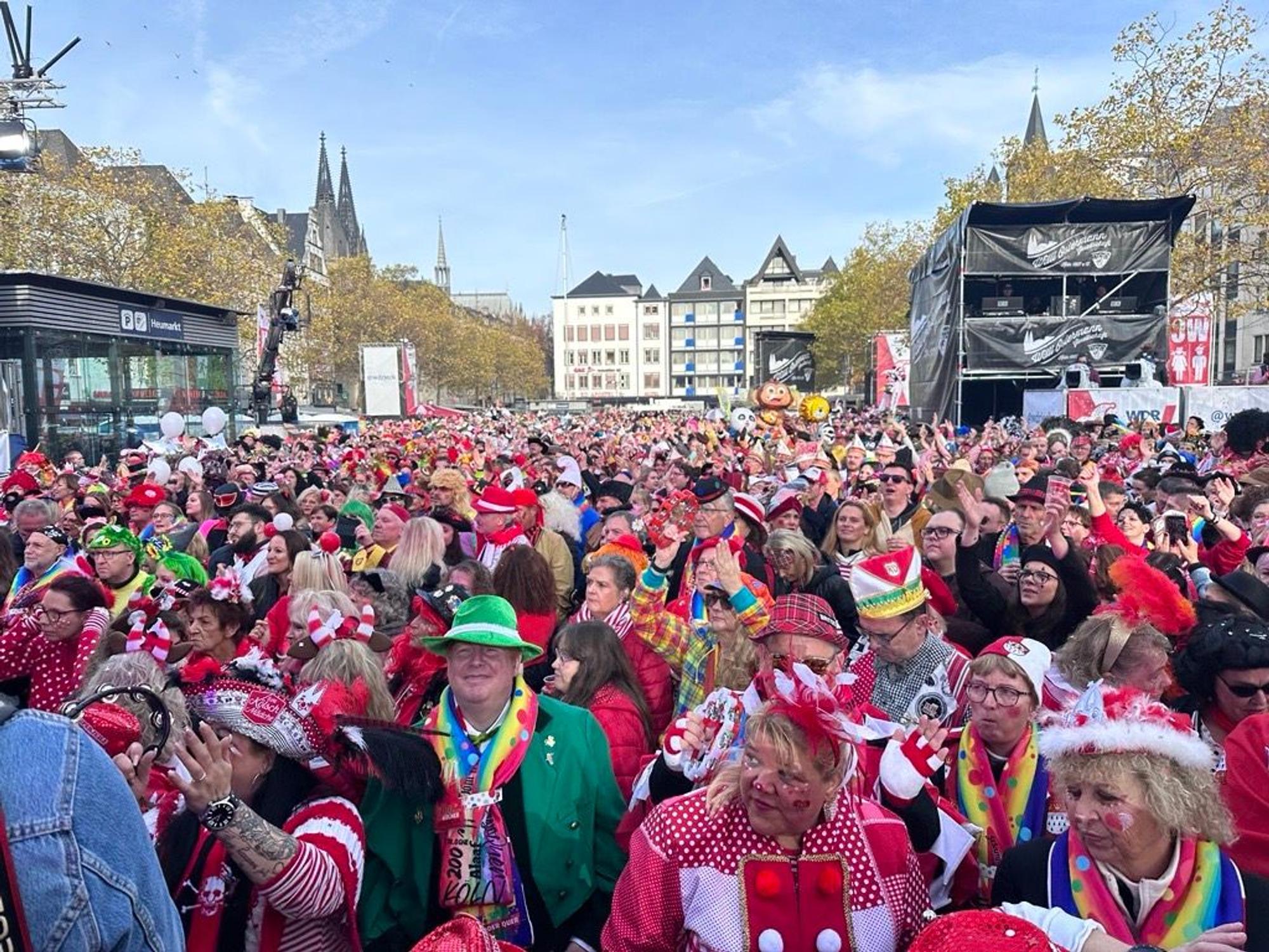 11.11.2022, Köln: Der Heumarkt gegen 11 Uhr vor der Sessionseröffnung.