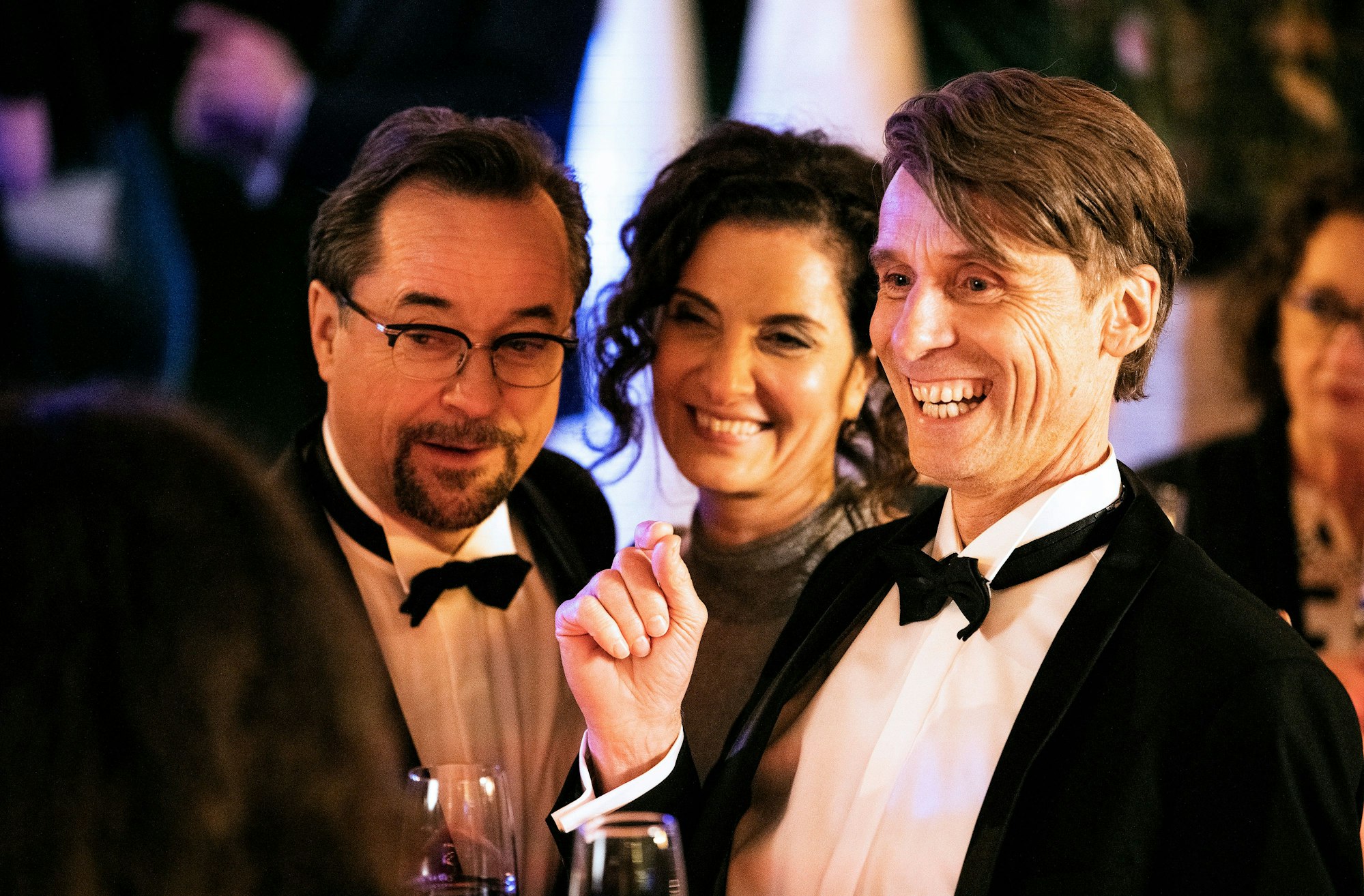 Prof. Karl-Friedrich Boernes, Veronika und Friedhelm Fabian bei der Abschiedsfeier, elegant gekleidet und mit Sektgläsern in der Hand.