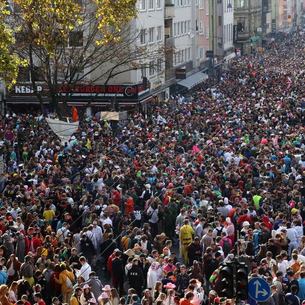 Dicht gedrängt stehen kostümierte Menschen am 11.11. auf der Zülpicher Straße zusammen.