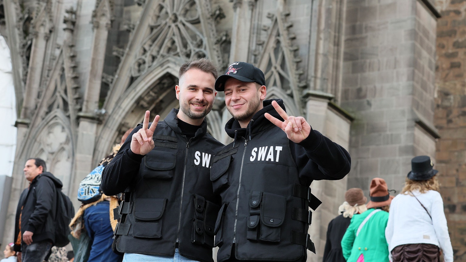 Sessionsauftakt Kölner Karneval: Daniel und Daniel stehen im „Swat“-Kostüm auf den Stufen vor dem Dom.