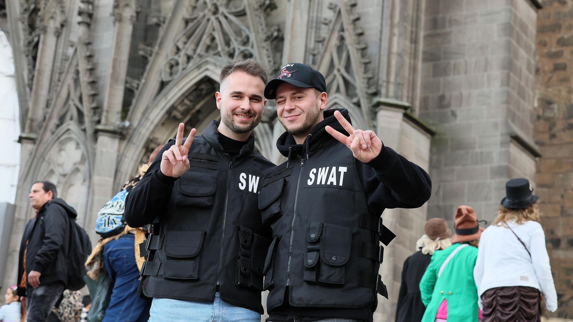 Sessionsauftakt Kölner Karneval: Daniel und Daniel stehen im „Swat“-Kostüm auf den Stufen vor dem Dom.