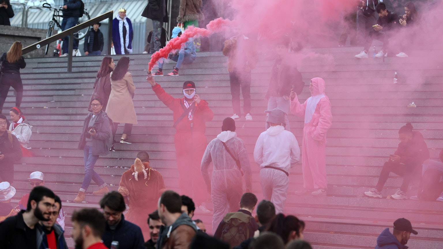 Sessionsauftakt Kölner Karneval, Dom/Hbf und Altstadt, Bengalo und Rauchtöpfe auf der Domtreppe, 11.11.2022, Bild: Herbert Bucco
