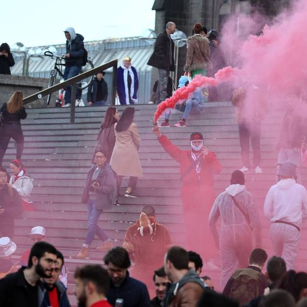 Sessionsauftakt Kölner Karneval, Dom/Hbf und Altstadt, Bengalo und Rauchtöpfe auf der Domtreppe, 11.11.2022, Bild: Herbert Bucco