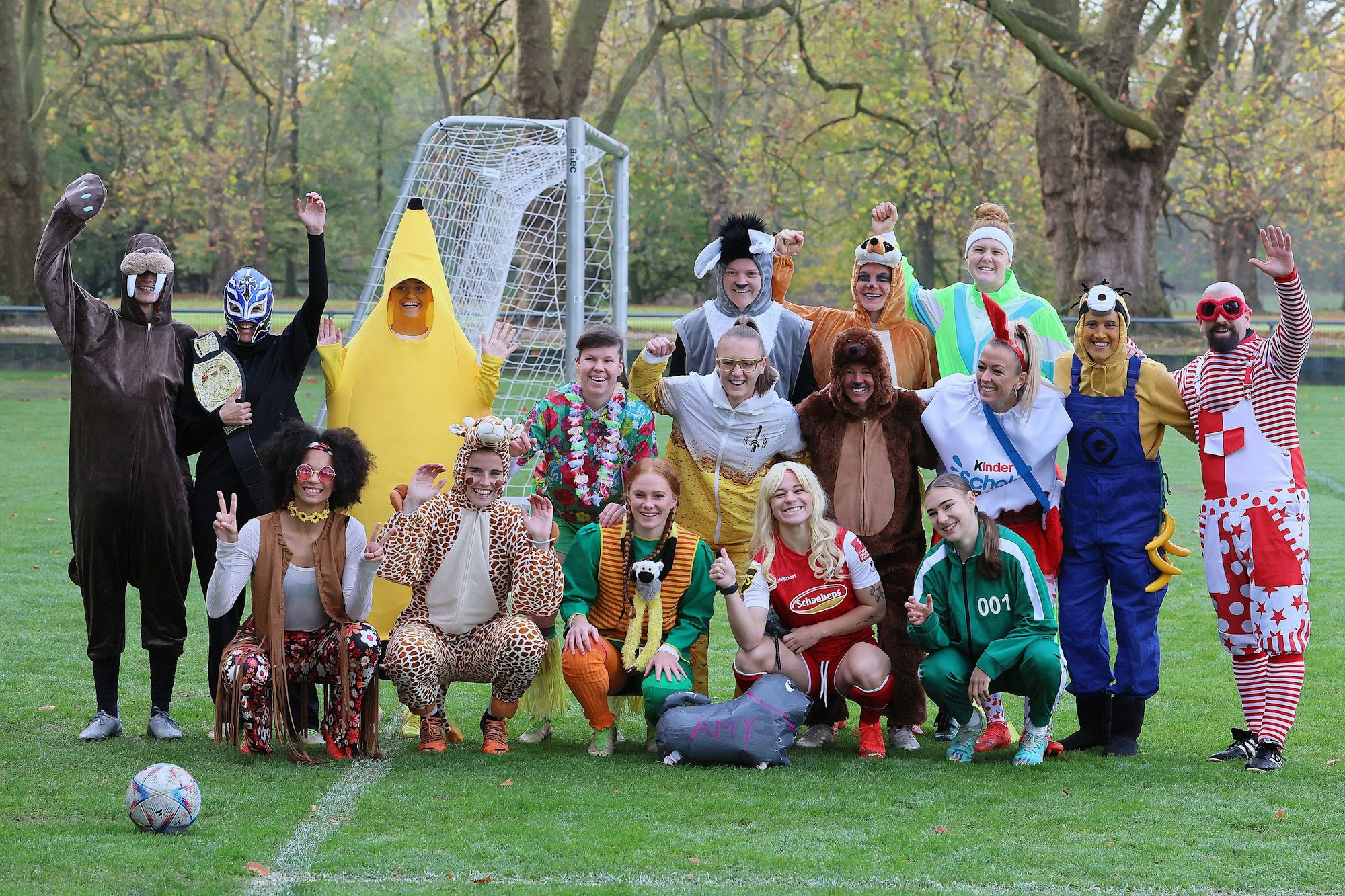 Verkleidete Fußballerinnen der Frauenmannschaft des 1. FC Köln stehen in verschiedenen Kostümen auf dem Trainingsplatz.