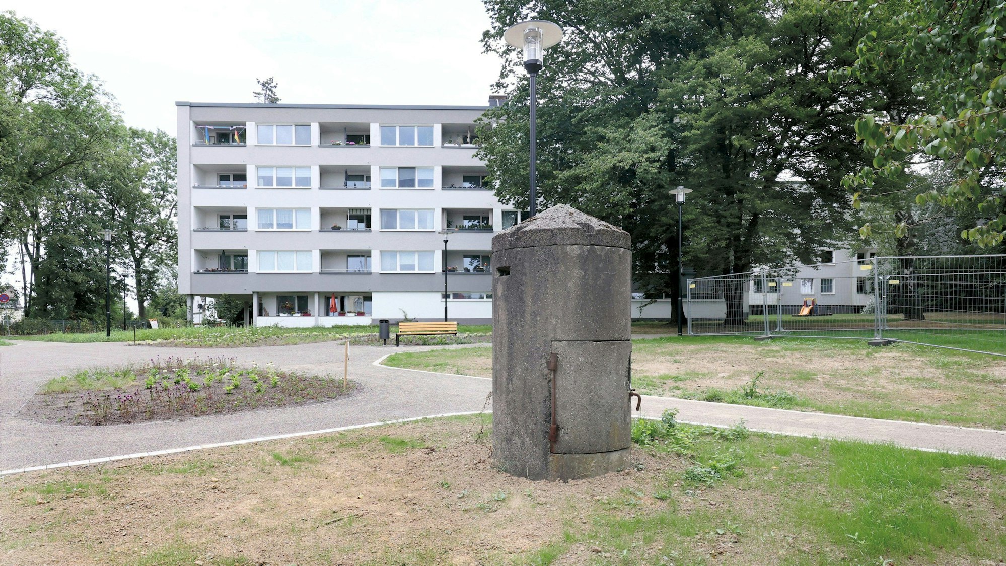 Blick auf Bäume, Wege und jungen Rasen im Burscheider Innenstadtpark West.