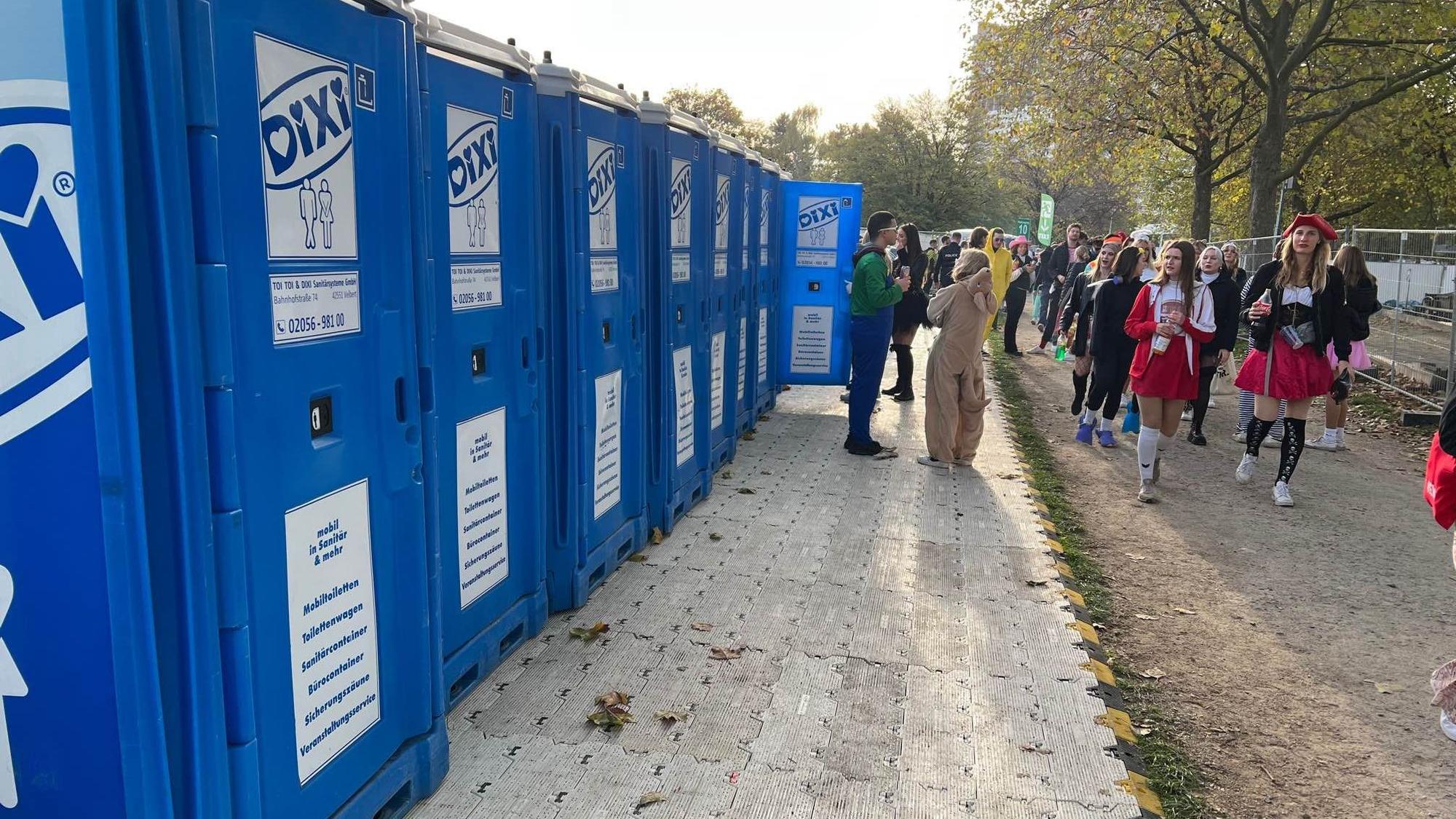 Dixi-Toiletten am Uni-Gelände Köln