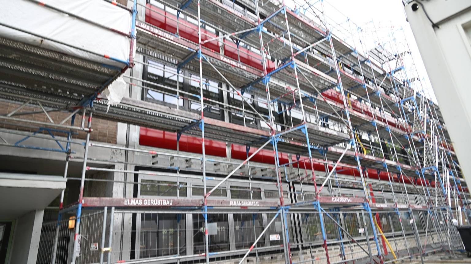Bei der Grundsteinlegung des Neubaus war das Nicolaus-Cusanus-Gymnasium an der Reuterstrasse in Bergisch Gladbach eingerüstet.