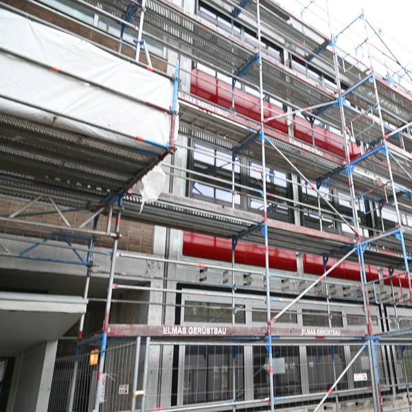 Bei der Grundsteinlegung des Neubaus war das Nicolaus-Cusanus-Gymnasium an der Reuterstrasse in Bergisch Gladbach eingerüstet.