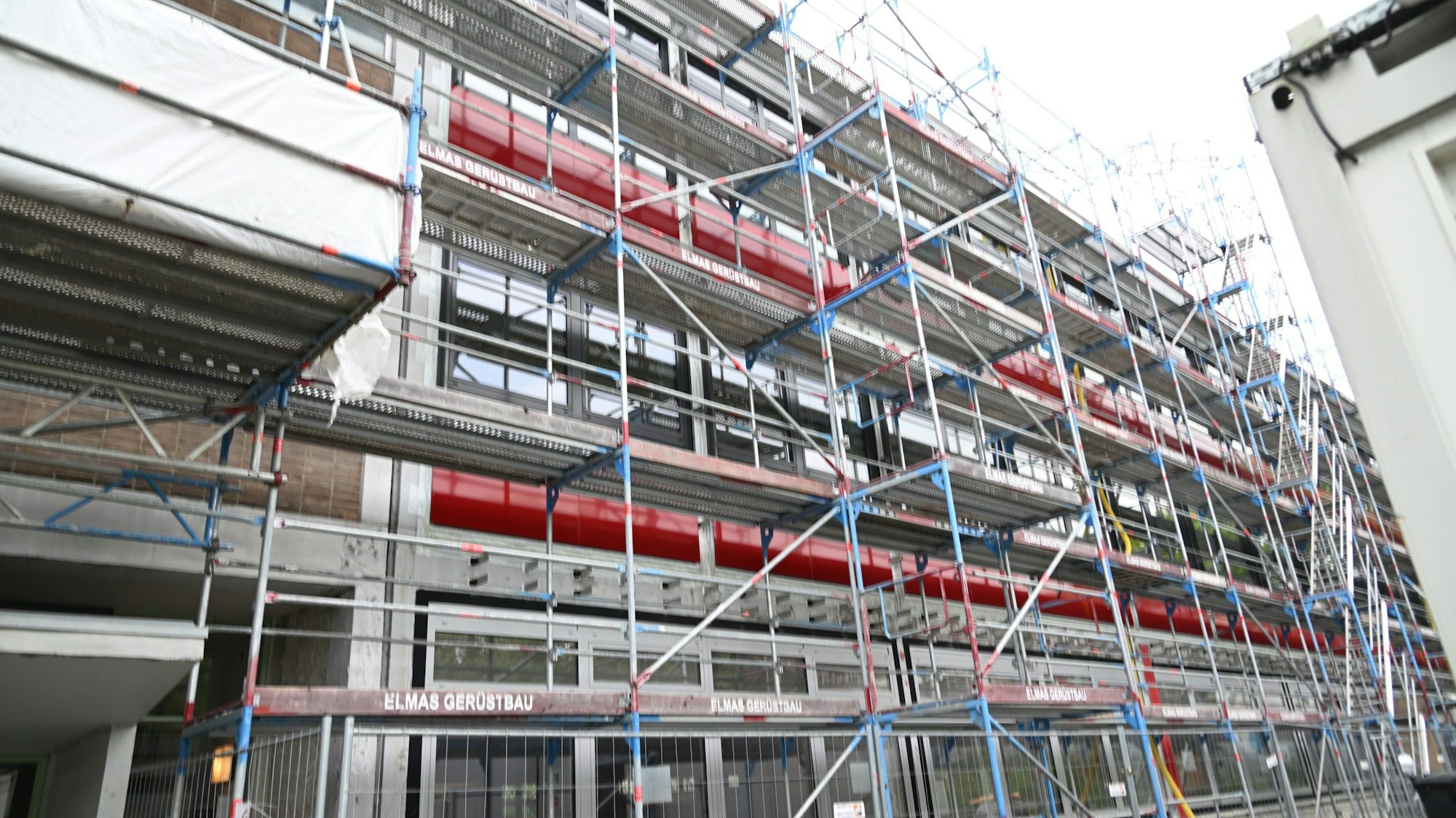 Bei der Grundsteinlegung des Neubaus war das Nicolaus-Cusanus-Gymnasium an der Reuterstrasse in Bergisch Gladbach eingerüstet.