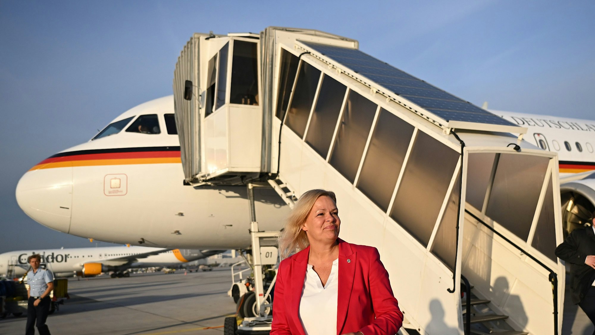 Nancy Faeser (SPD), Bundesministerin des Innern und Heimat, steht vor einer Maschine der Flugbereitschaft.