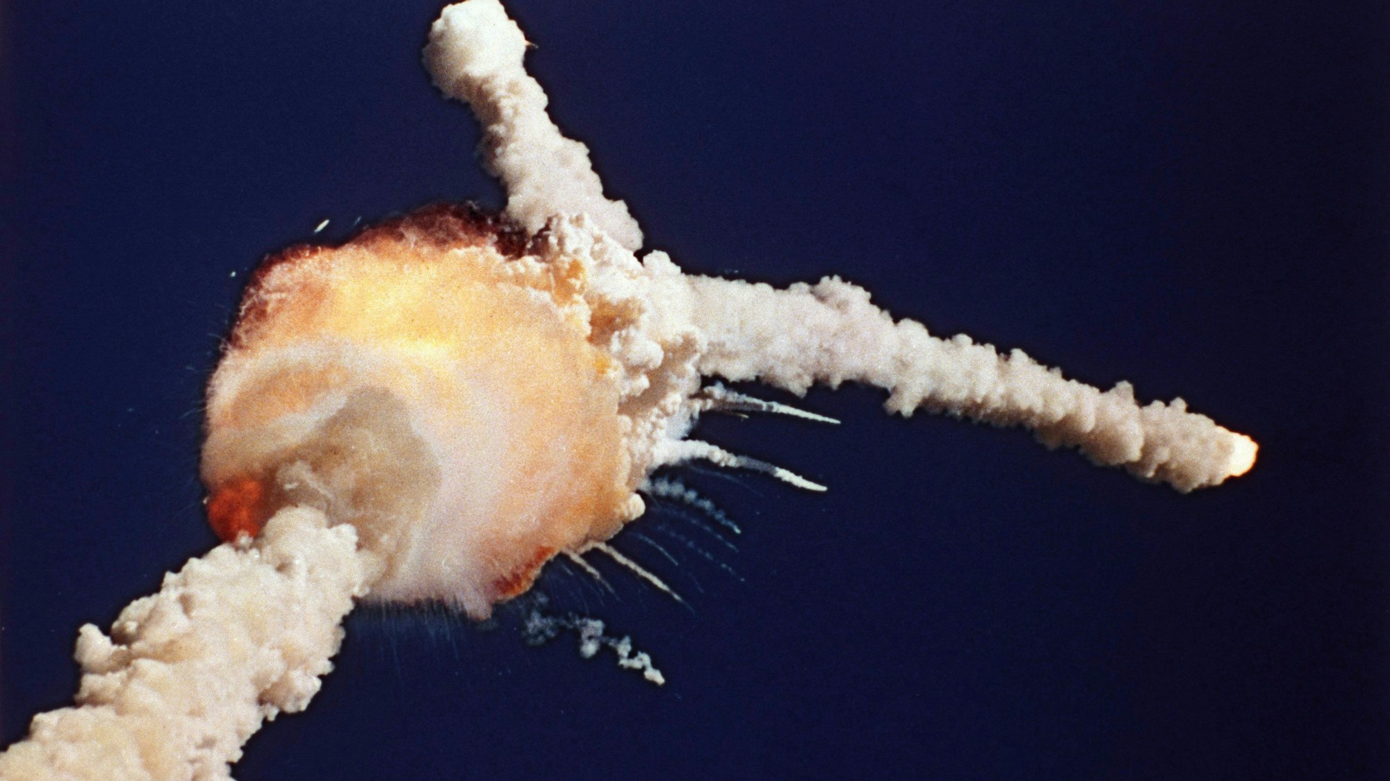 Das Spaceshuttle Challenger ist nach der Explosion in einer große Rauchwolke gehüllt. (Archivbild).
