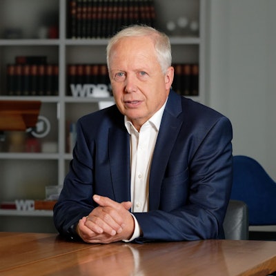 Tom Buhrow, Intendant des Westdeutschen Rundfunks (WDR), sitzt in seinem Büro im Gebäude des WDR. Er trägt einen blauen Anzug.
