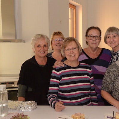 Dank einer Spende von Gaby Reifenhäuser (Vierte von links) konnte das Tafelcafé in Troisdorf eröffnet werden. Monika Bähr (ganz links) und Ehrenamtskoordinatorin Regina Flackskamp (zweite von rechts) stellten die Arbeit des 15 Ehrenamtliche umfassenden Teams vor.