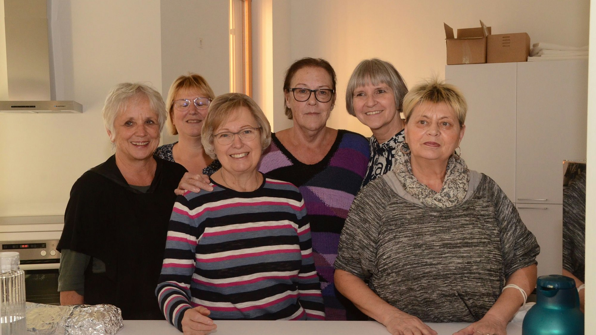 Dank einer Spende von Gaby Reifenhäuser (Vierte von links) konnte das Tafelcafé in Troisdorf eröffnet werden. Monika Bähr (ganz links) und Ehrenamtskoordinatorin Regina Flackskamp (zweite von rechts) stellten die Arbeit des 15 Ehrenamtliche umfassenden Teams vor.