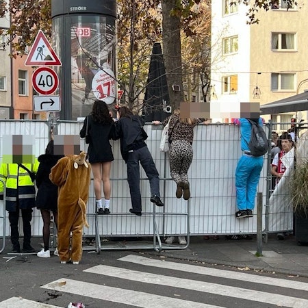Turbulente Szenen an der Absperrung Lindenstraße/Dasselstraße