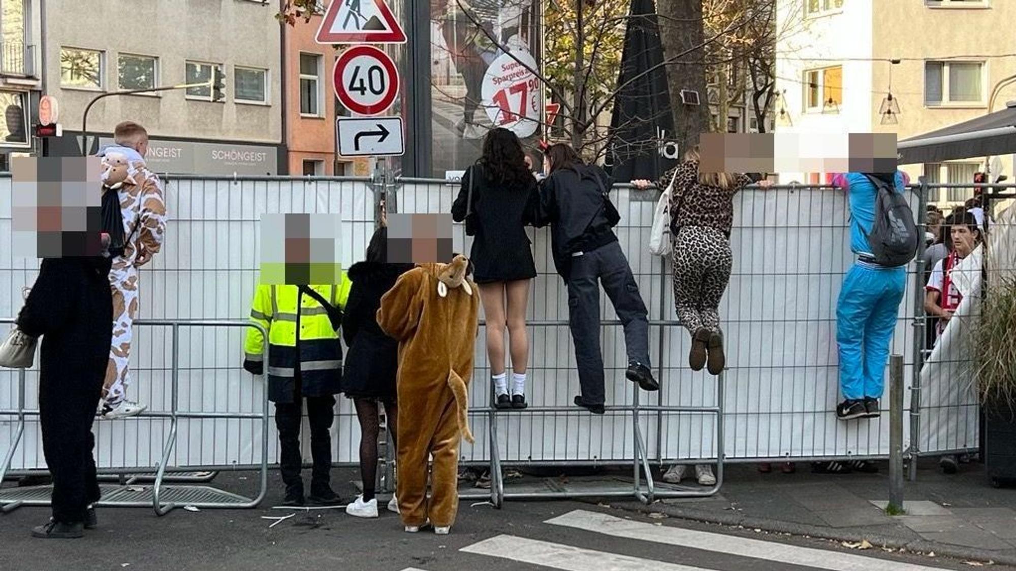 Einige Leute durchbrechen die Abgrenzungen in Richtung Zülpicher Straße.