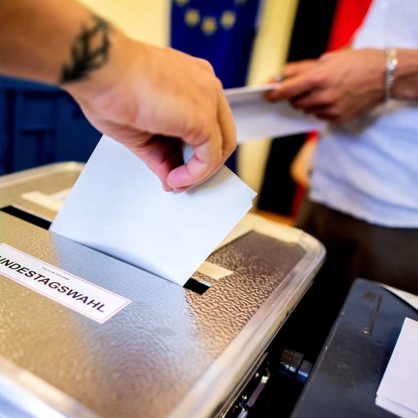 Ein Wähler wirft in einem Wahllokal, das im Klassenraum einer Grundschule im Stadtteil Prenzlauer Berg untergebracht ist, seinen Stimmzettel für die Bundestagswahl in eine Wahlurne. (Symbolbild)