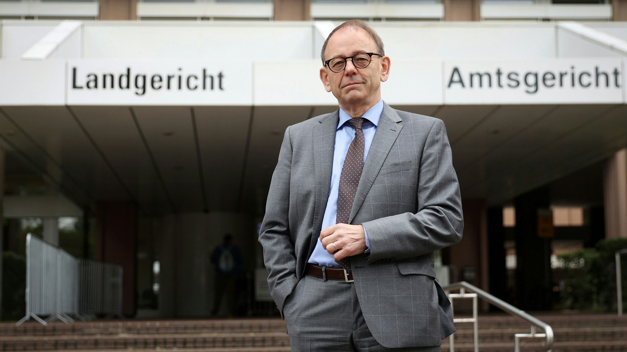 Landgerichtspräsident Roland Ketterle steht vor dem Kölner Justizgebäude an der Luxemburger Straße.