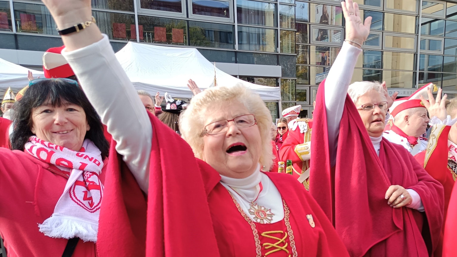 Karnevalistinnen jubeln und feiern in roter Kleidung den Sessionsauftakt in Bergheim.