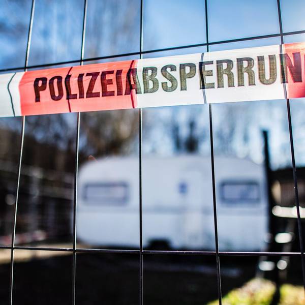 Auf dem Campingplatz Eichwald in Lügde hängt vor dem versiegelten Campingwagen des Haupttäters eine Banderole mit der Aufschrift: «Polizeiabsperrung».