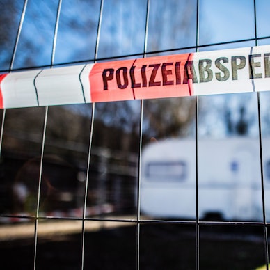 Auf dem Campingplatz Eichwald in Lügde hängt vor dem versiegelten Campingwagen des Haupttäters eine Banderole mit der Aufschrift: «Polizeiabsperrung».