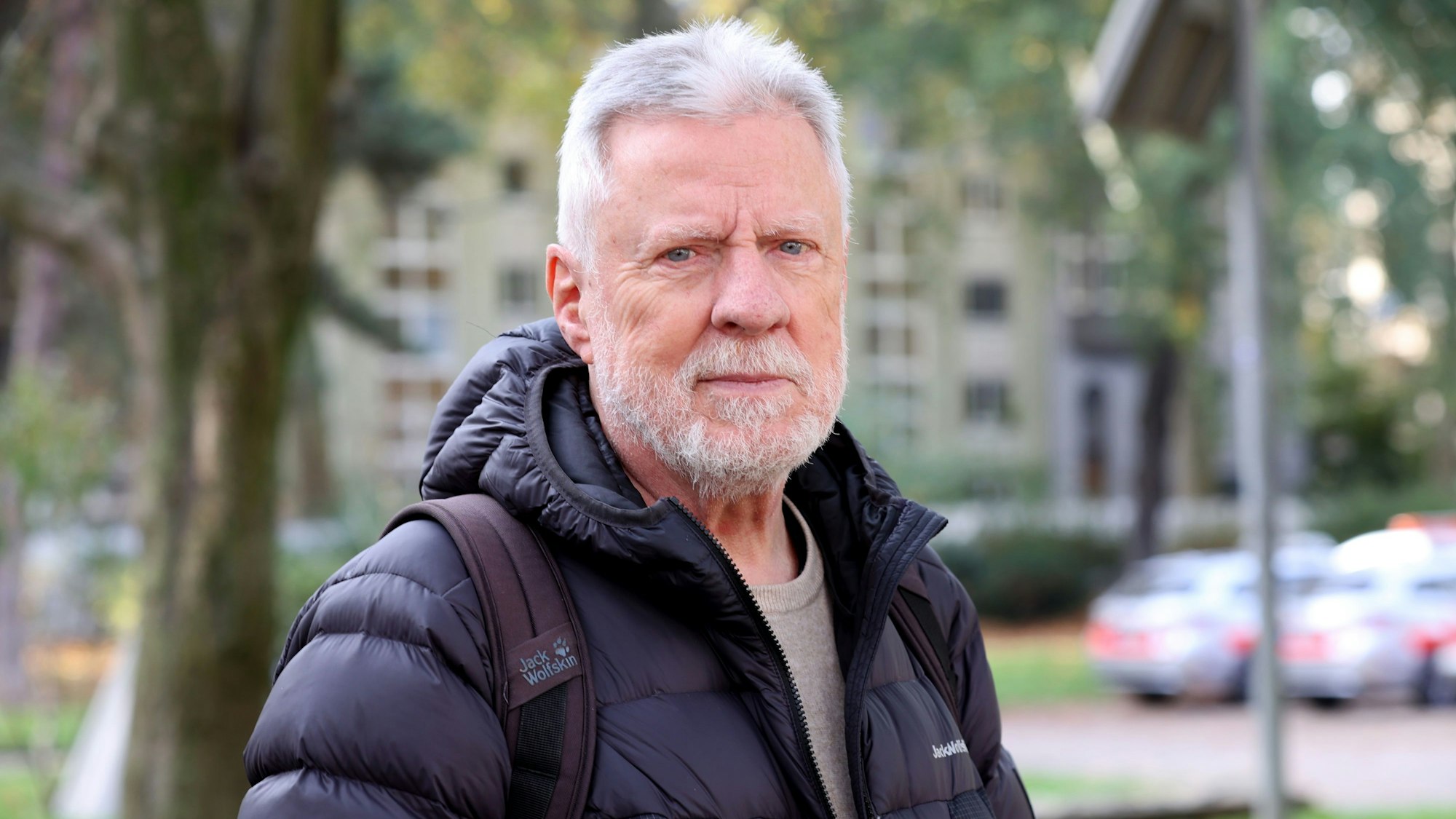 Klaus Adrian blickt in die Kamera.