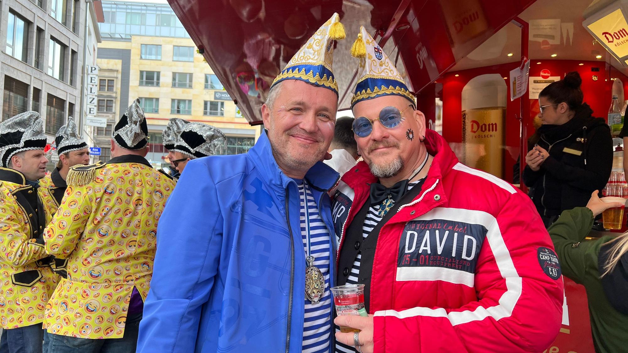 Stefan G. und Mario L. aus Bornheim stehen an einer Bierbude in der Kölner Altstadt