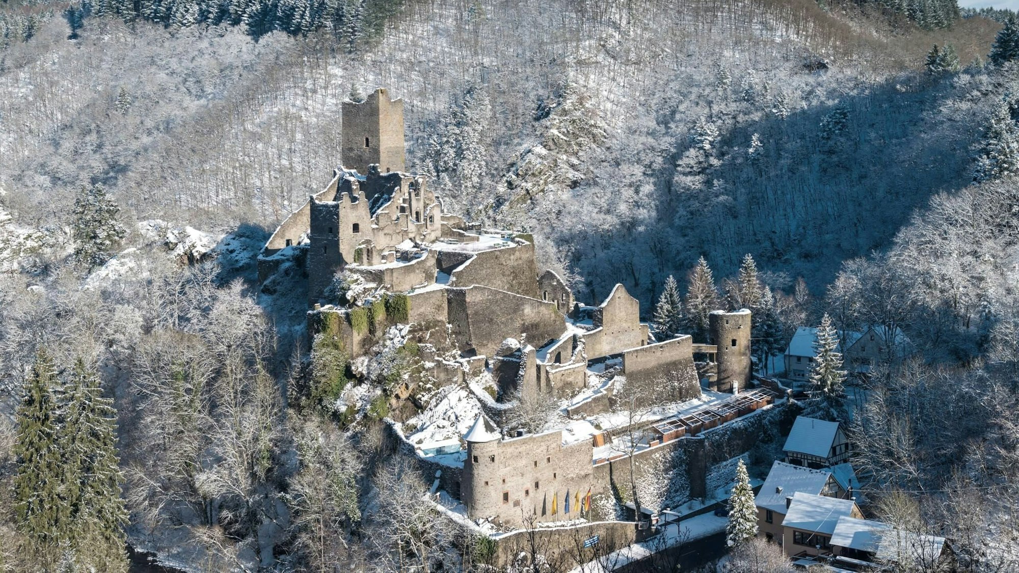Niederburg Manderscheid im Schnee, Weihnachtsmarkt
