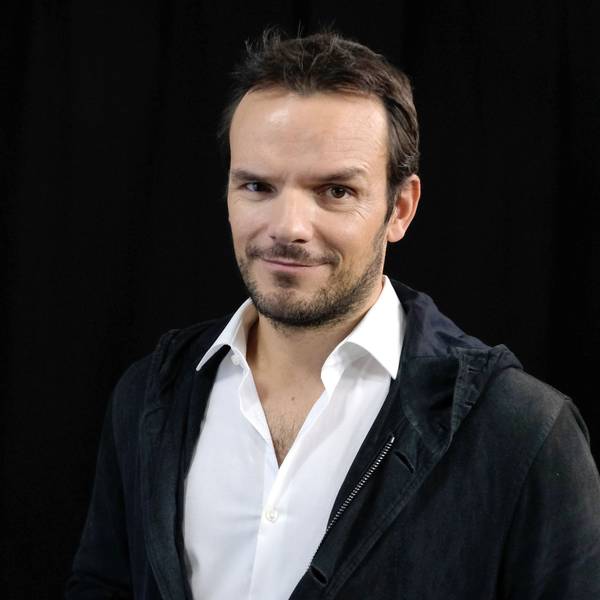 Der TV-Koch Steffen Henssler blickt in die Kamera.