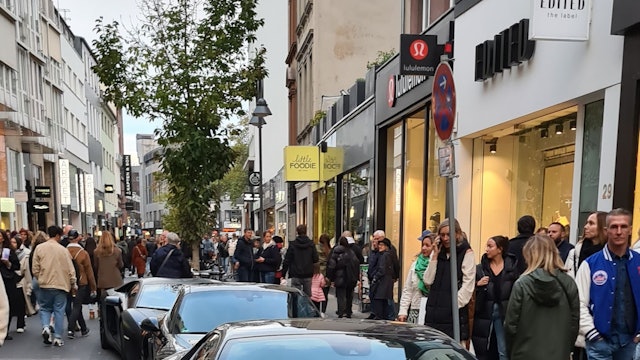 Parkende Autos in der Kölner Ehrenstraße am Samstag, 5.11.2022
