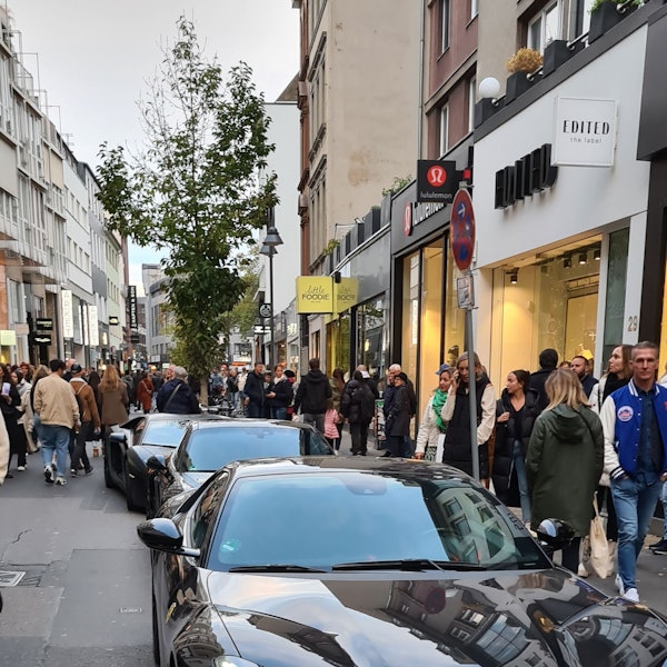 Parkende Autos in der Kölner Ehrenstraße am Samstag, 5.11.2022