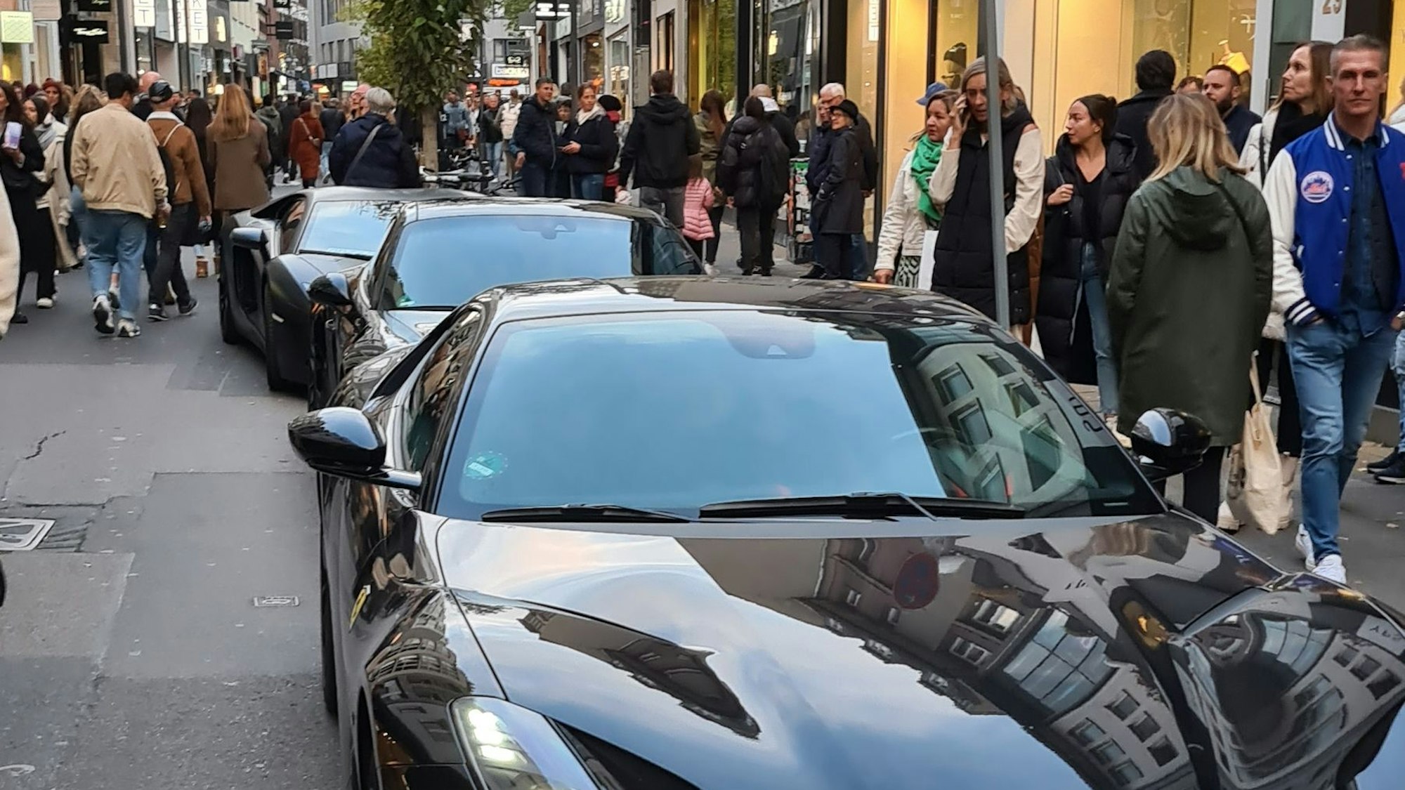 Parkende Autos in der Kölner Ehrenstraße am Samstag, 5.11.2022